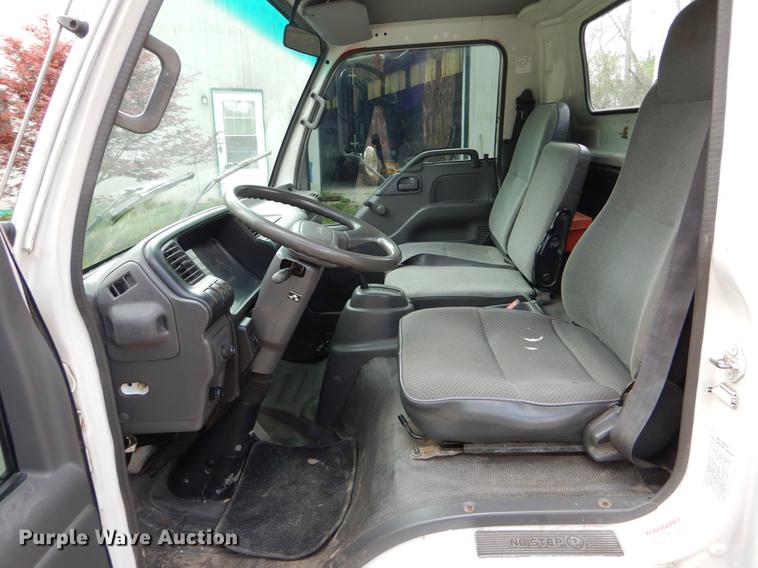 image for item DE8335 2000 Isuzu NPR utility truck