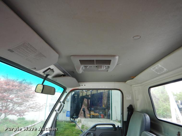 image for item DE8335 2000 Isuzu NPR utility truck