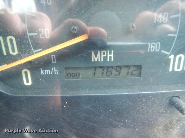 image for item DE8335 2000 Isuzu NPR utility truck