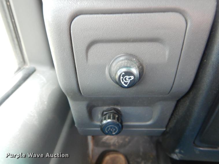 image for item DE8335 2000 Isuzu NPR utility truck