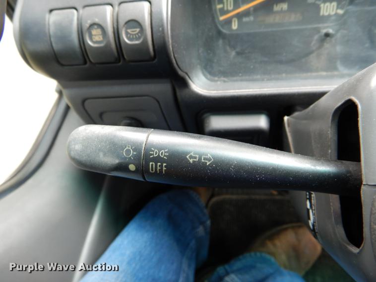 image for item DE8335 2000 Isuzu NPR utility truck