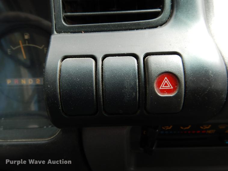 image for item DE8335 2000 Isuzu NPR utility truck