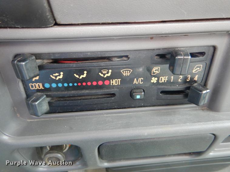 image for item DE8335 2000 Isuzu NPR utility truck