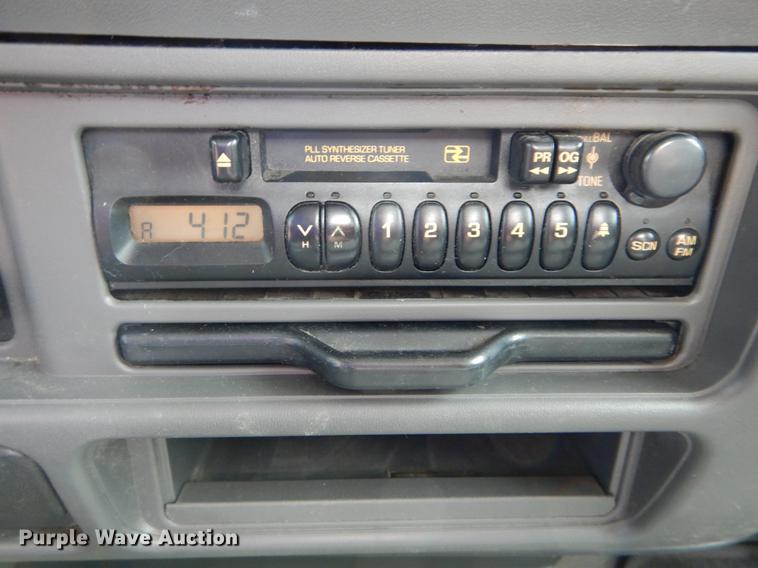 image for item DE8335 2000 Isuzu NPR utility truck