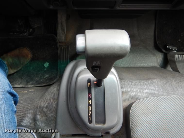 image for item DE8335 2000 Isuzu NPR utility truck