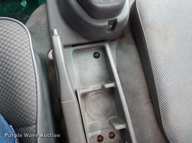 image for item DE8335 2000 Isuzu NPR utility truck