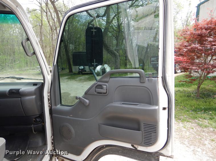 image for item DE8335 2000 Isuzu NPR utility truck