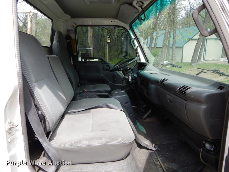 image for item DE8335 2000 Isuzu NPR utility truck