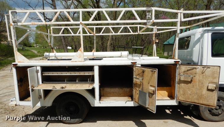 image for item DE8335 2000 Isuzu NPR utility truck