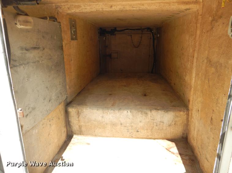 image for item DE8335 2000 Isuzu NPR utility truck