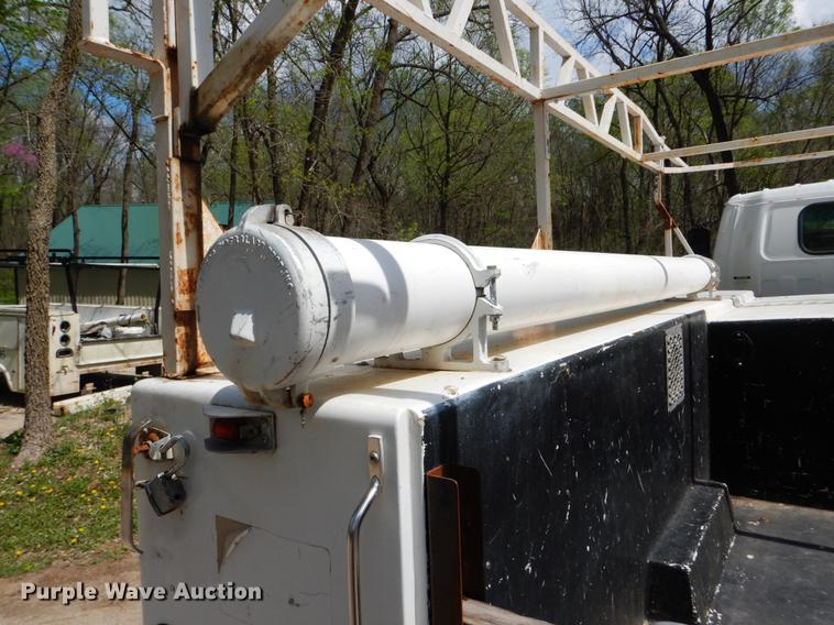 image for item DE8335 2000 Isuzu NPR utility truck