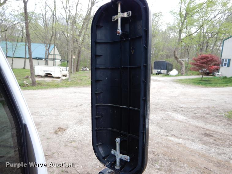 image for item DE8335 2000 Isuzu NPR utility truck