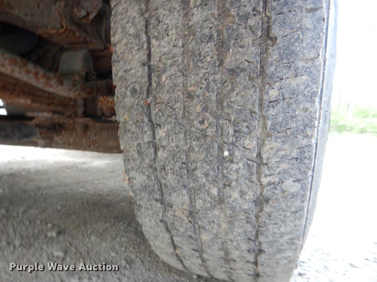 image for item DE8335 2000 Isuzu NPR utility truck