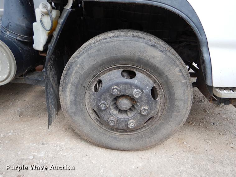 image for item DE8335 2000 Isuzu NPR utility truck