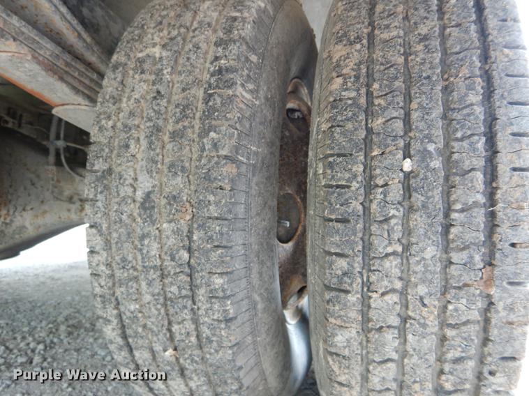 image for item DE8335 2000 Isuzu NPR utility truck