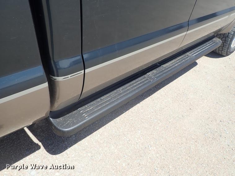 image for item DF1140 2004 Ford F250 Crew Cab pickup truck