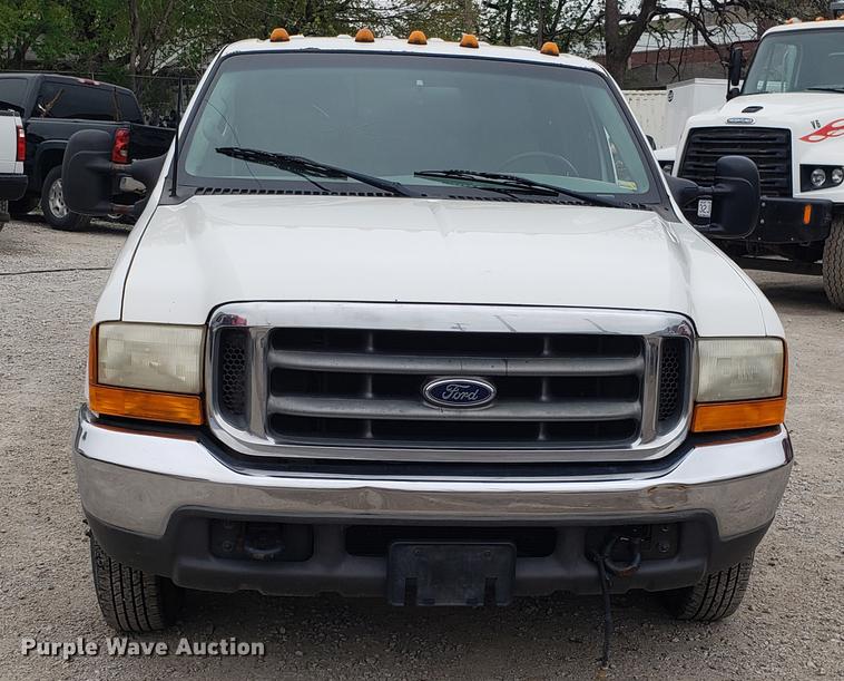 image for item DF3456 2000 Ford F350 Super Duty Crew Cab pickup truck