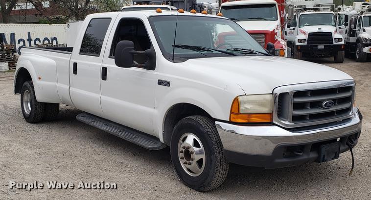 image for item DF3456 2000 Ford F350 Super Duty Crew Cab pickup truck