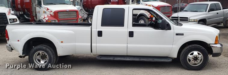 image for item DF3456 2000 Ford F350 Super Duty Crew Cab pickup truck
