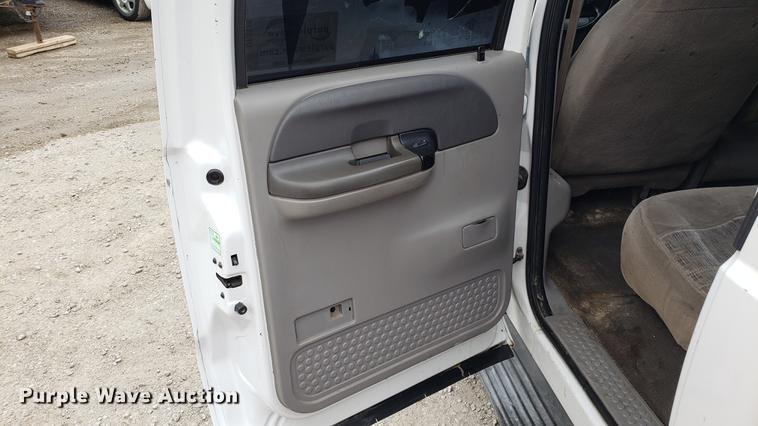 image for item DF3456 2000 Ford F350 Super Duty Crew Cab pickup truck