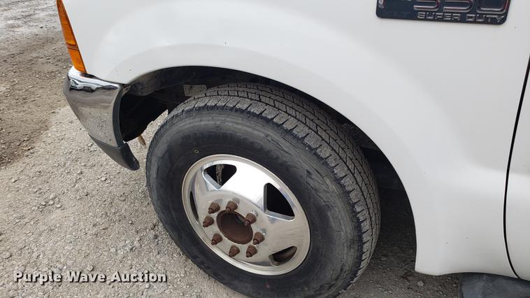 image for item DF3456 2000 Ford F350 Super Duty Crew Cab pickup truck