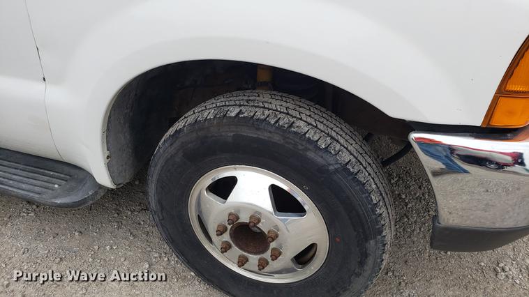 image for item DF3456 2000 Ford F350 Super Duty Crew Cab pickup truck