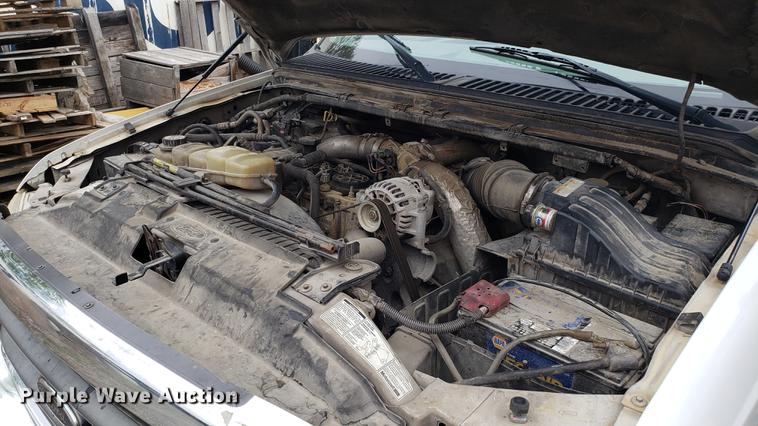 image for item DF3456 2000 Ford F350 Super Duty Crew Cab pickup truck