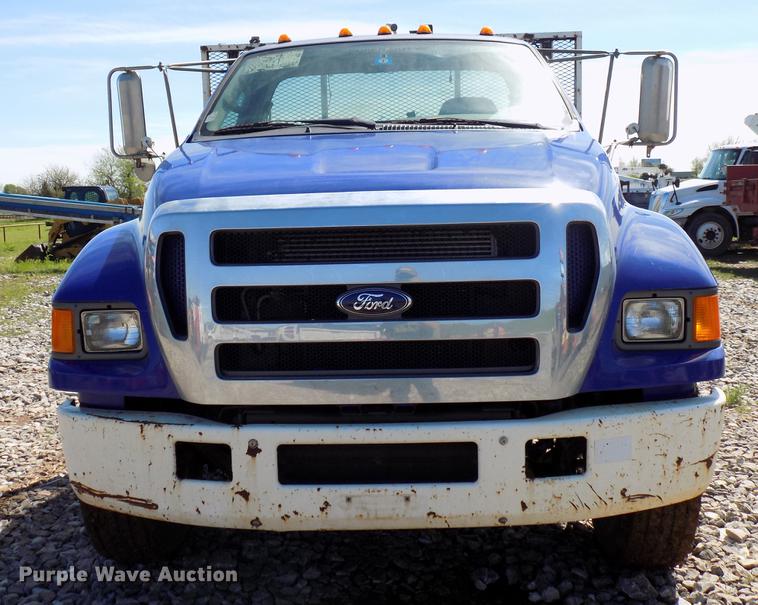 image for item DF4461 2004 Ford F650 Super Duty flatbed truck