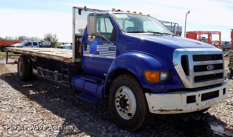image for item DF4461 2004 Ford F650 Super Duty flatbed truck