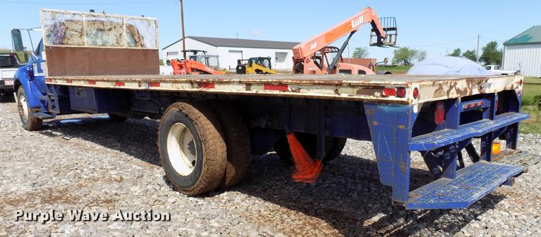 image for item DF4461 2004 Ford F650 Super Duty flatbed truck