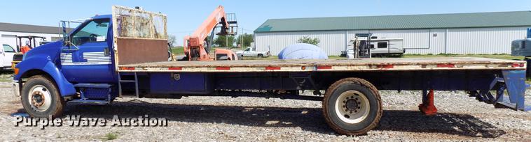 image for item DF4461 2004 Ford F650 Super Duty flatbed truck