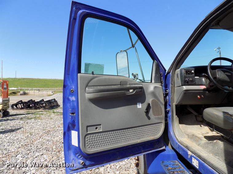 image for item DF4461 2004 Ford F650 Super Duty flatbed truck