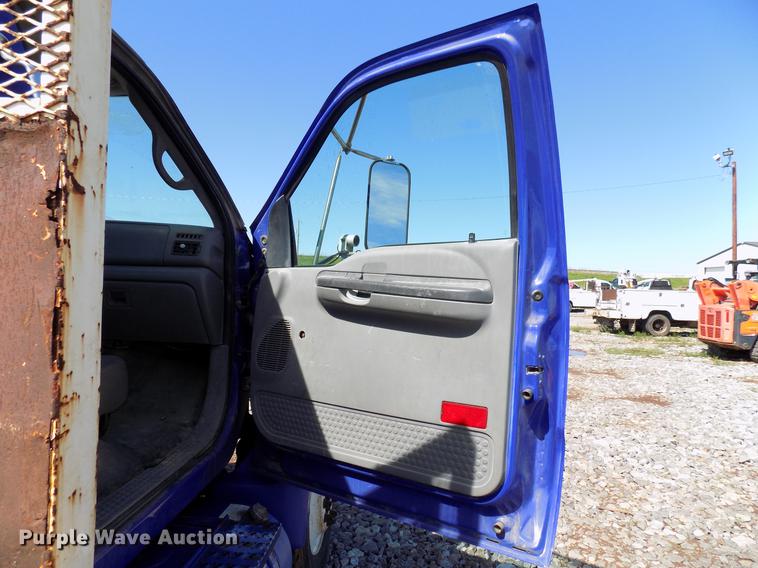 image for item DF4461 2004 Ford F650 Super Duty flatbed truck