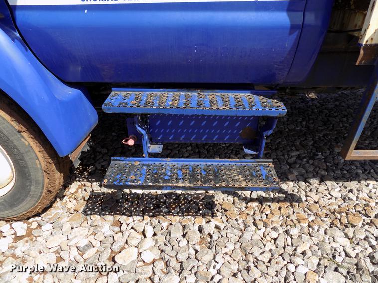 image for item DF4461 2004 Ford F650 Super Duty flatbed truck