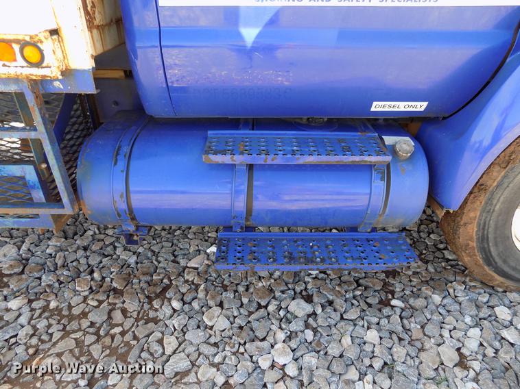 image for item DF4461 2004 Ford F650 Super Duty flatbed truck