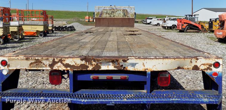 image for item DF4461 2004 Ford F650 Super Duty flatbed truck