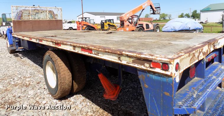 image for item DF4461 2004 Ford F650 Super Duty flatbed truck