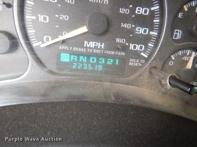 image for item DG1050 2002 Chevrolet Silverado 2500 Ext. Cab flatbed pickup truck