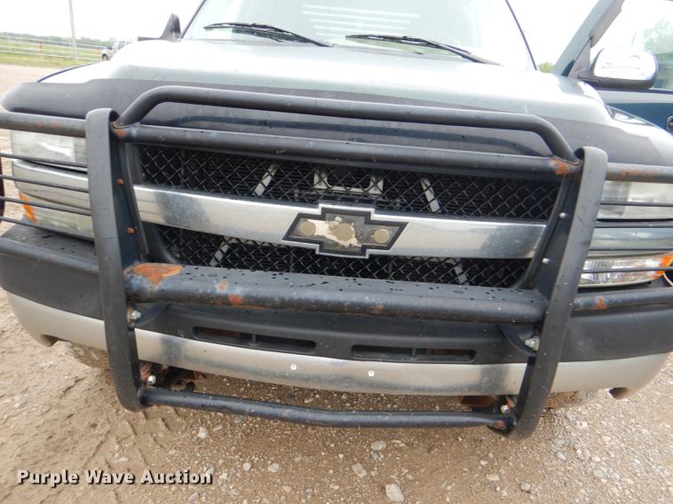 image for item DG1050 2002 Chevrolet Silverado 2500 Ext. Cab flatbed pickup truck