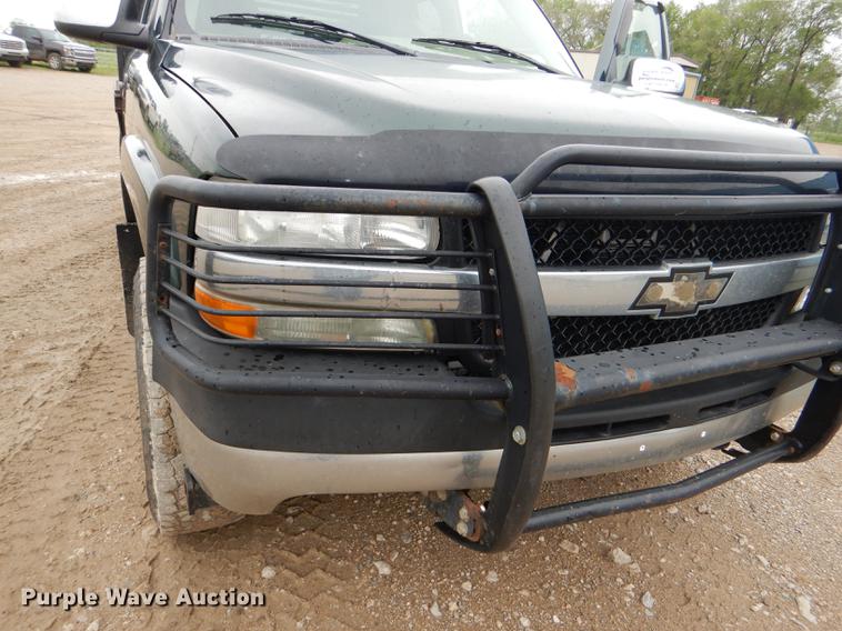 image for item DG1050 2002 Chevrolet Silverado 2500 Ext. Cab flatbed pickup truck