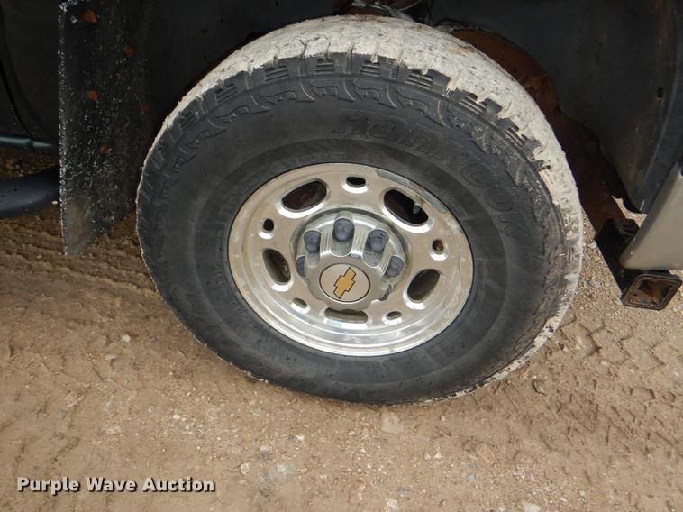 image for item DG1050 2002 Chevrolet Silverado 2500 Ext. Cab flatbed pickup truck