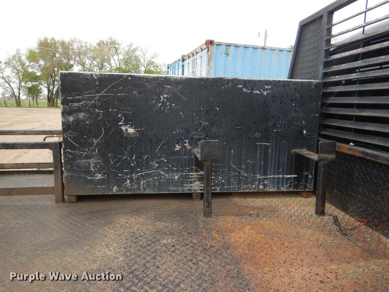 image for item DG1050 2002 Chevrolet Silverado 2500 Ext. Cab flatbed pickup truck