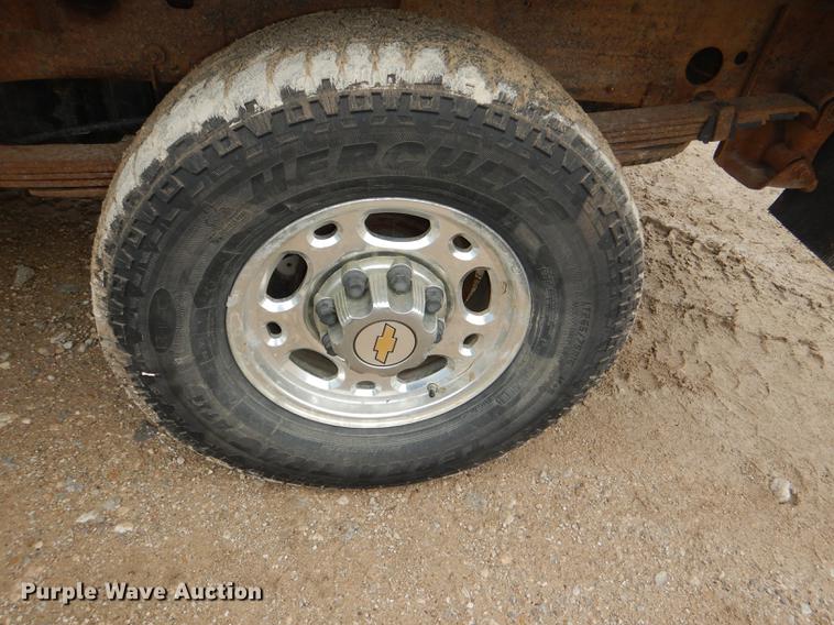 image for item DG1050 2002 Chevrolet Silverado 2500 Ext. Cab flatbed pickup truck