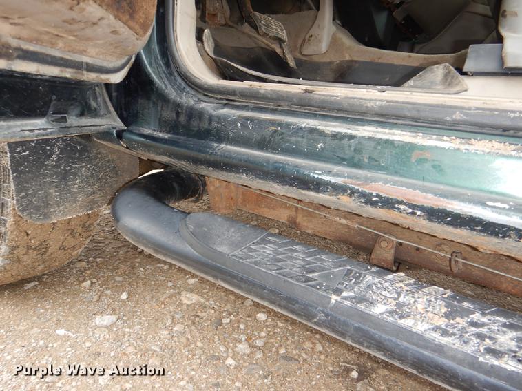 image for item DG1050 2002 Chevrolet Silverado 2500 Ext. Cab flatbed pickup truck