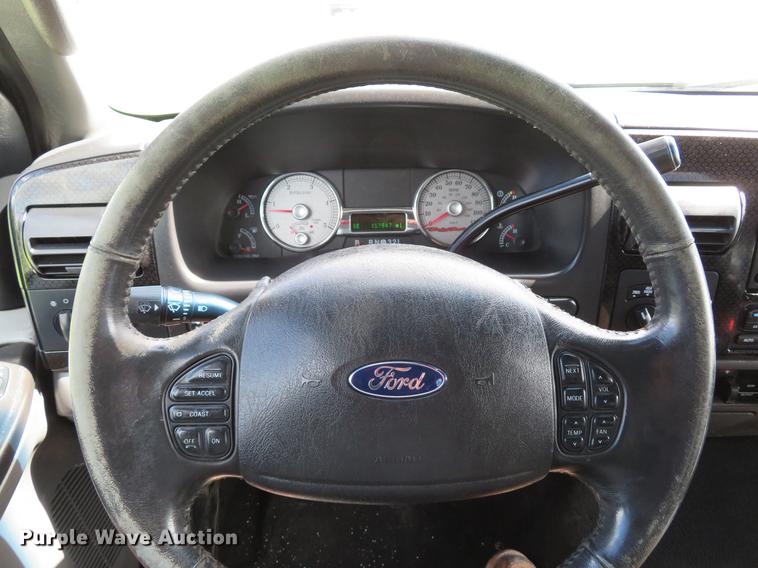 image for item DG3988 2005 Ford F350 Super Duty Harley-Davidson Crew Cab pickup truck