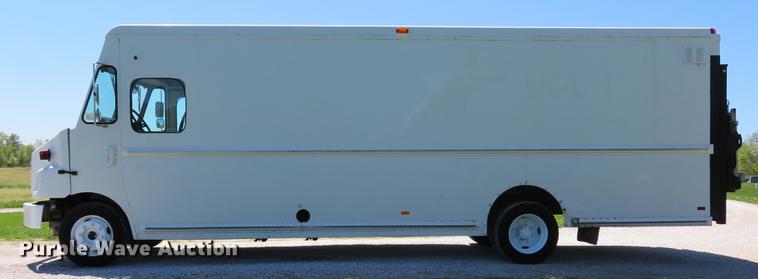 image for item DG3995 2003 Freightliner MT55 delivery truck