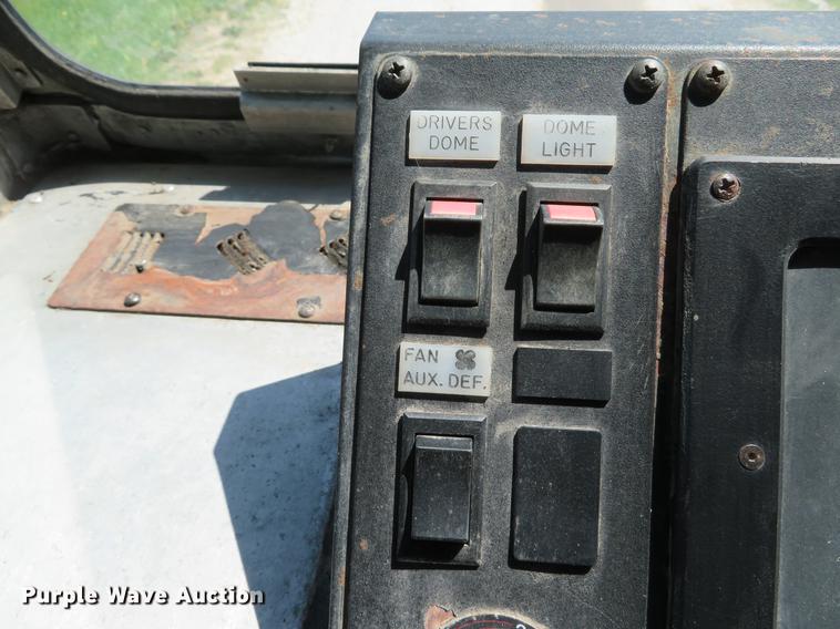 image for item DG3995 2003 Freightliner MT55 delivery truck