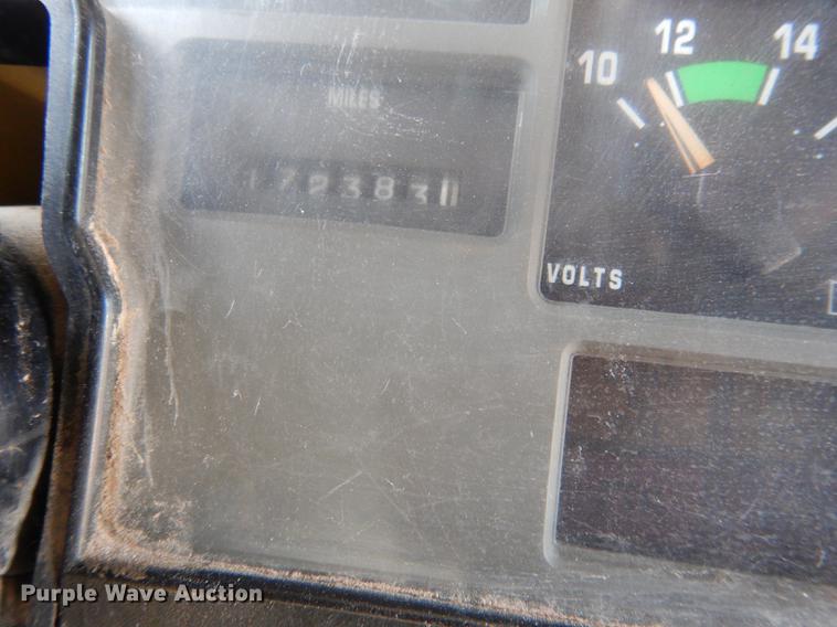 image for item DG5777 1998 International 3800 Thomas school bus