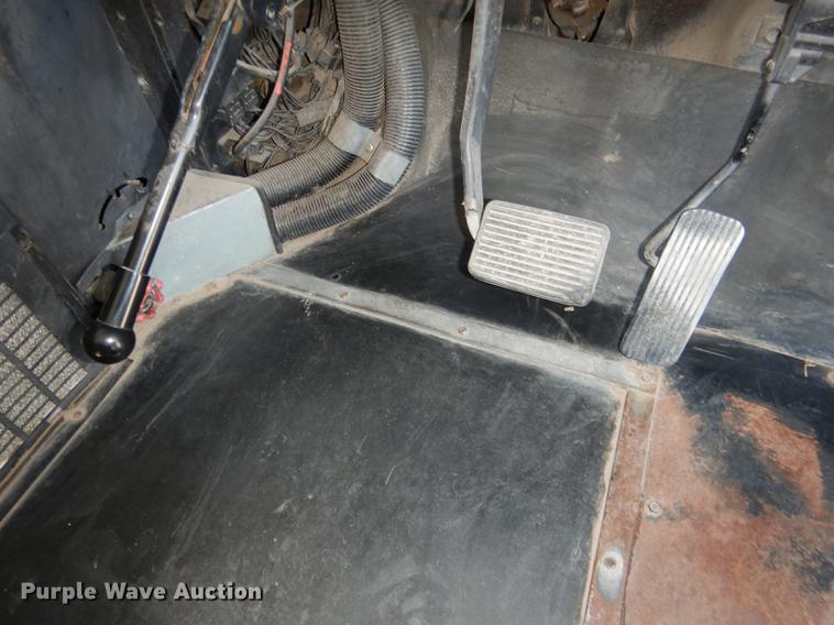 image for item DG5777 1998 International 3800 Thomas school bus