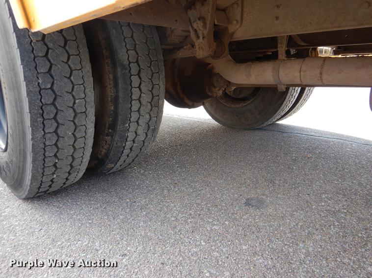 image for item DG5777 1998 International 3800 Thomas school bus